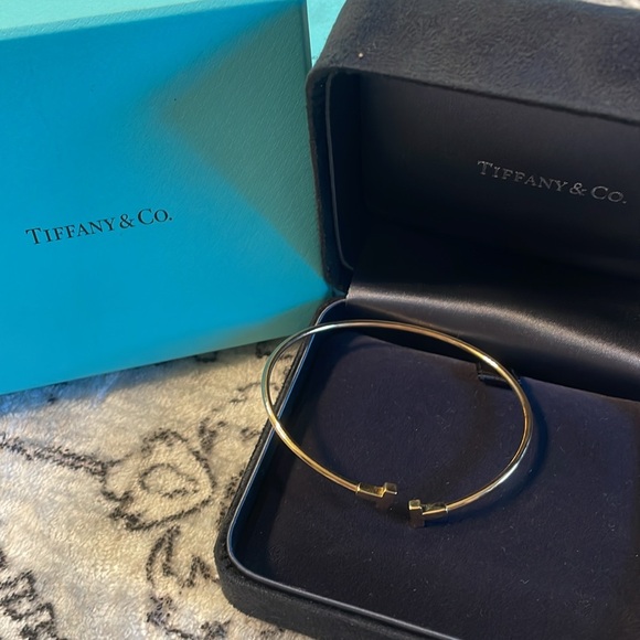 T Wire Bracelet in gold - Picture 8 of 8